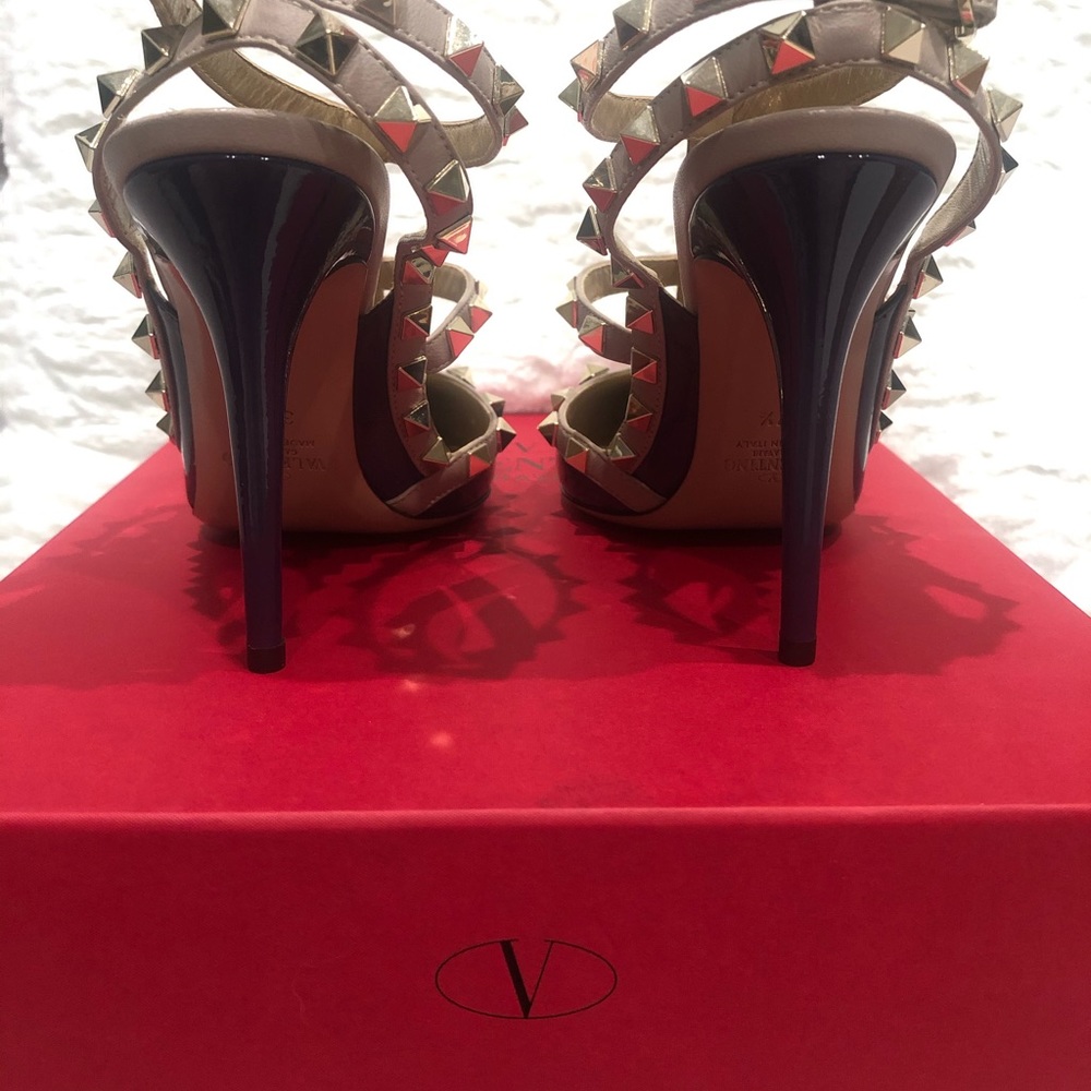 VALENTINO ROCKSTUDS PURPLE PATENT LEATHER HEEL. - Picture 9 of 13
